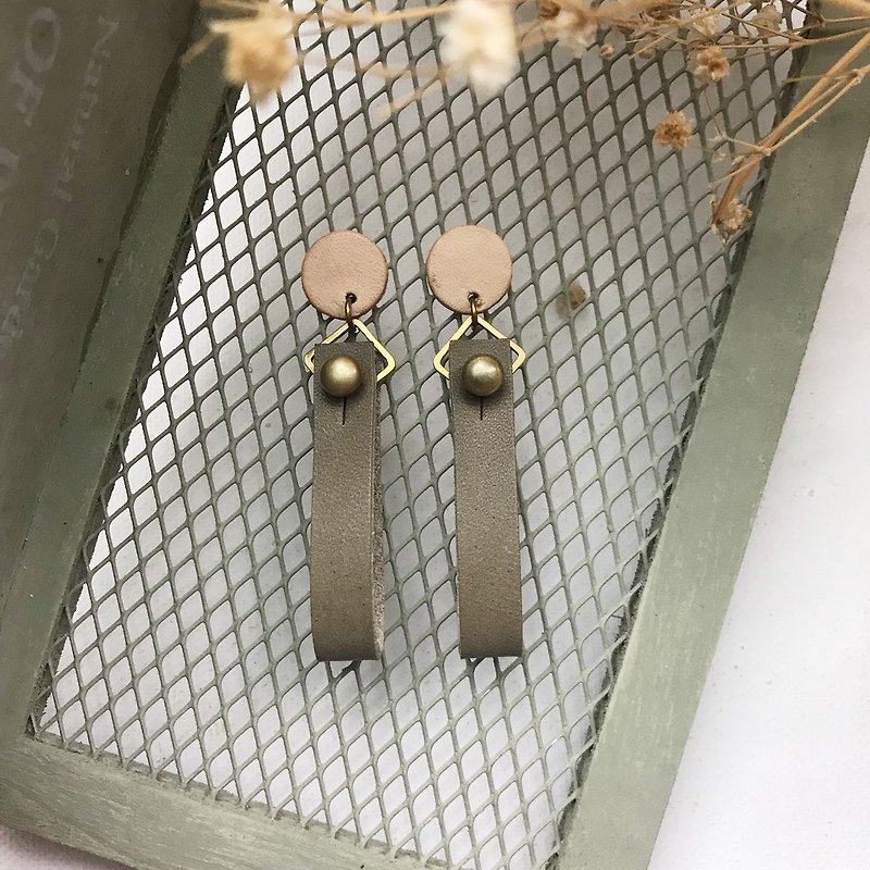 Leather earrings_ear pin type_round ribbon No.1 work_original leather with gray white - ต่างหู - หนังแท้ สีเทา
