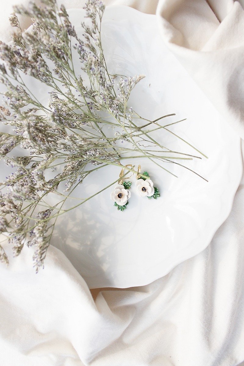 Anemone White Earrings , Flower Earrings, White  flower, White  Anemone - 耳環/耳夾 - 銅/黃銅 白色