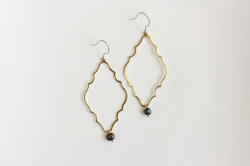 Beautiful black brass pearl earrings - ต่างหู - โลหะ สีทอง