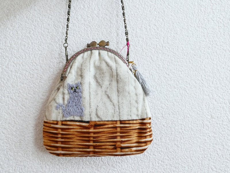 Embroidery spicy knit and basket gray cat - กระเป๋าแมสเซนเจอร์ - ผ้าฝ้าย/ผ้าลินิน หลากหลายสี