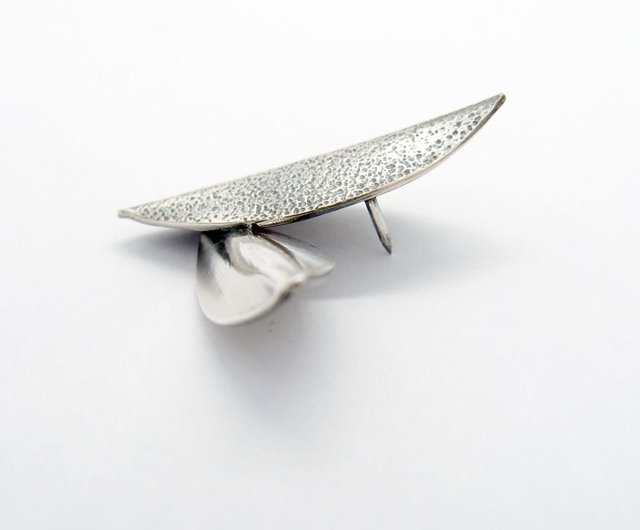 名作✨美品✨  ブローチ リーフモチーフ シルバー925 リーフ925シルバーブローチ - ショップ shiwu jewelry ブローチ - Pinkoi