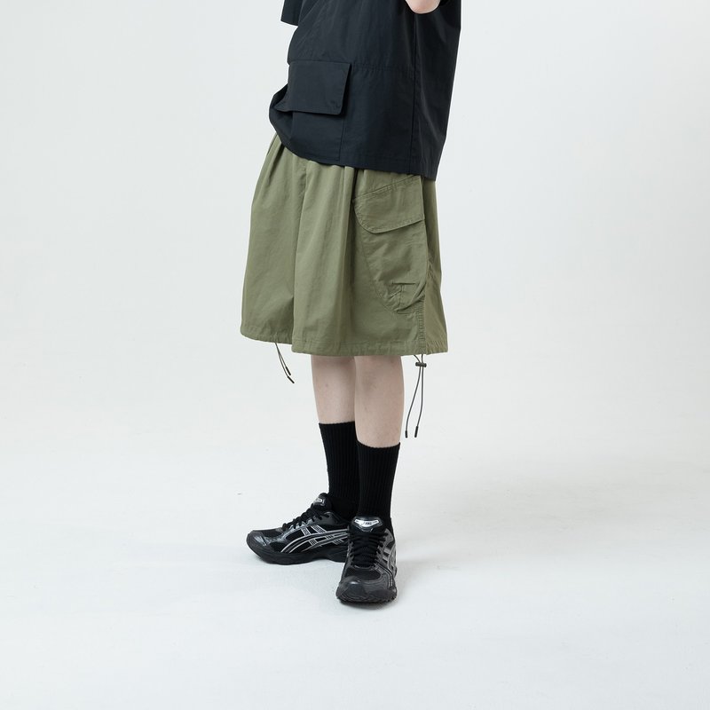 Cargo drawstring shorts/military green black/ - กางเกงขาสั้น - ไฟเบอร์อื่นๆ สีเขียว