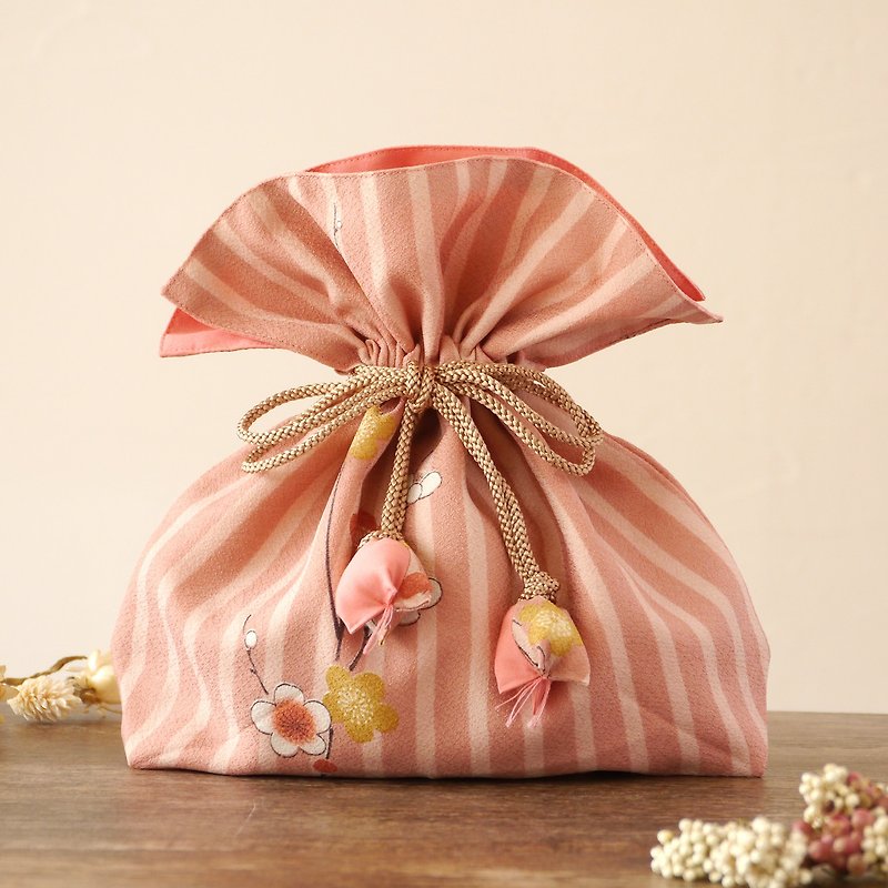 Kimono Drawstring purse FUGURO Umebun medium size that calls for happiness - Toiletry Bags & Pouches - Cotton & Hemp Pink