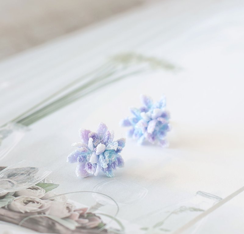 Wanhua mirror hydrangea earrings/ Clip-On purple and blue hand-dyed woven flowers fine micro hooks with soft cushions - Earrings & Clip-ons - Cotton & Hemp Purple