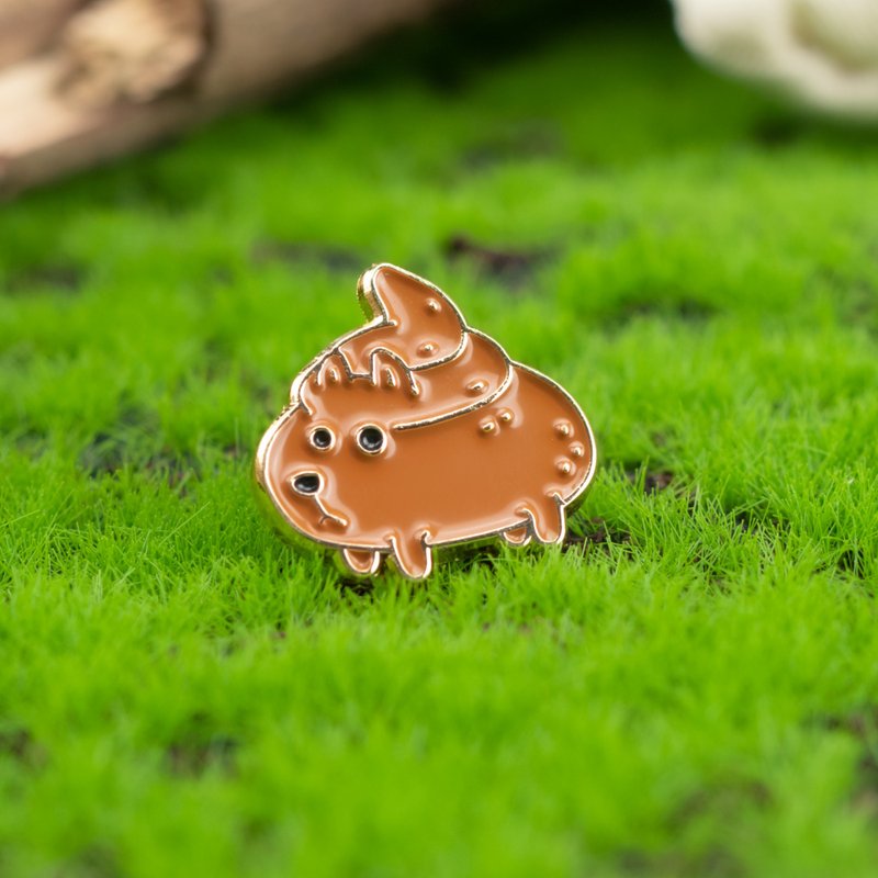 Dog Poop Enamel Pin — Gift ideas for pet owners | 可愛的狗屎徽章 | 犬のふん - 胸針 - 其他金屬 咖啡色