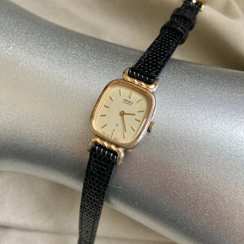 SEIKO 金圓角方形 麻花捲錶耳 金沙錶盤 真皮錶帶 古董錶 vimtage - 女錶 - 其他金屬 金色