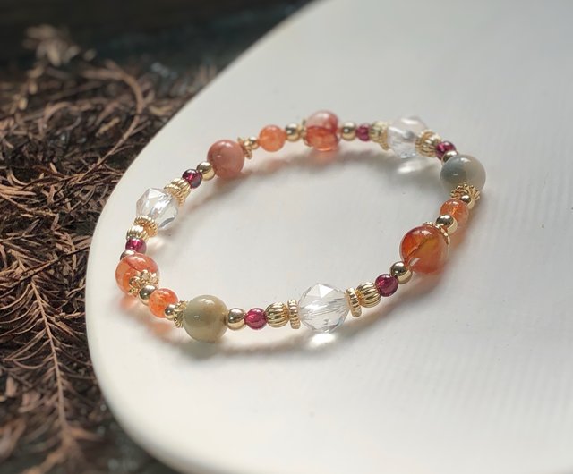 Red Gum Flower, Alxa, White Crystal Natural Stone Bracelet - Shop cheng mu  Bracelets - Pinkoi