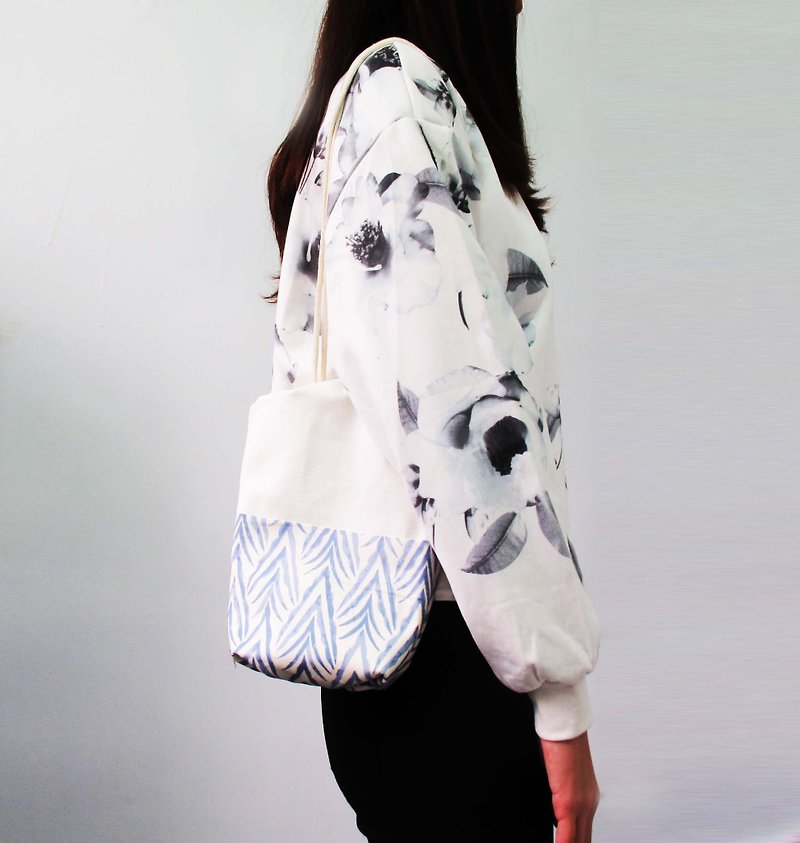 Wahr_ Japanese white lines Miansheng / shoulder bag / shoulder bag / carry bag - Messenger Bags & Sling Bags - Other Materials 