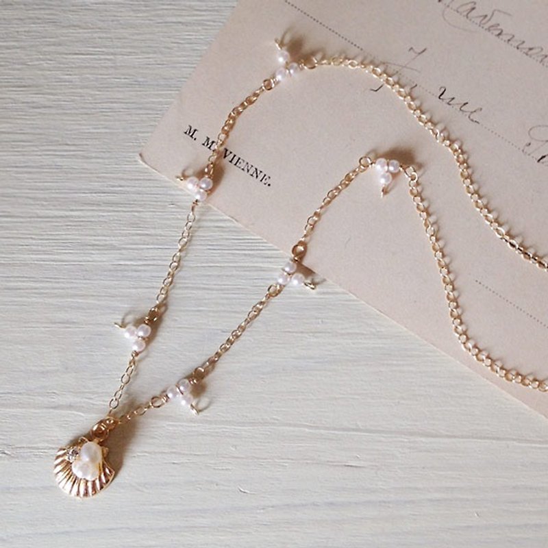 14kgf vintage pearl and shell necklace Bijou [ii-408] - สร้อยคอ - โลหะ สีทอง