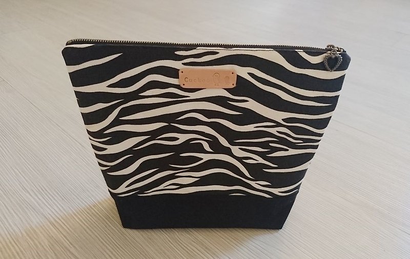 Zebra canvas cosmetic bag Clutch debris - กระเป๋าคลัทช์ - ผ้าฝ้าย/ผ้าลินิน หลากหลายสี