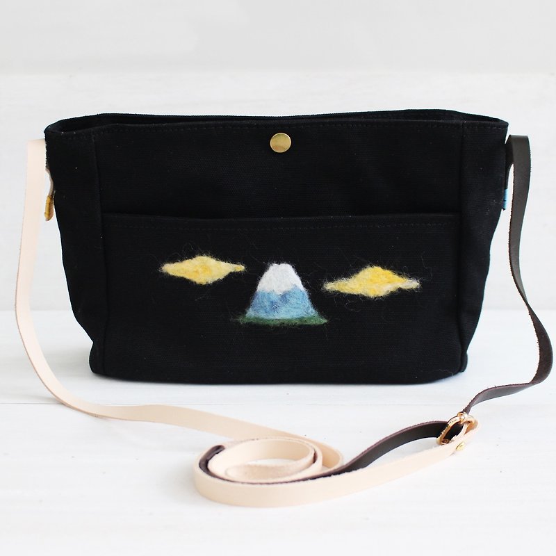 Mountain Crossbody Bag, Purse, Canvas Bag - กระเป๋าแมสเซนเจอร์ - วัสดุอื่นๆ สีดำ