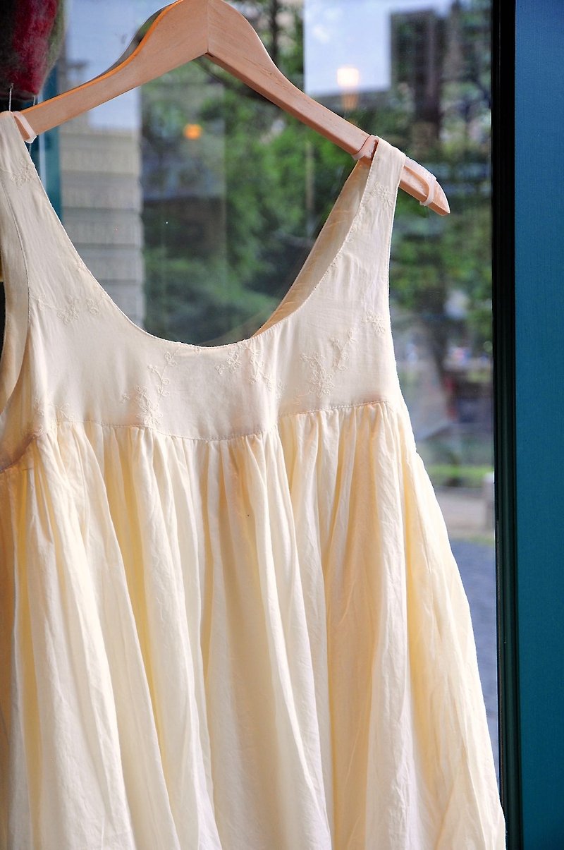 Purin select zakka flower embroidered vest blouse (BJ1603049) / yellowish - Women's Vests - Cotton & Hemp Yellow
