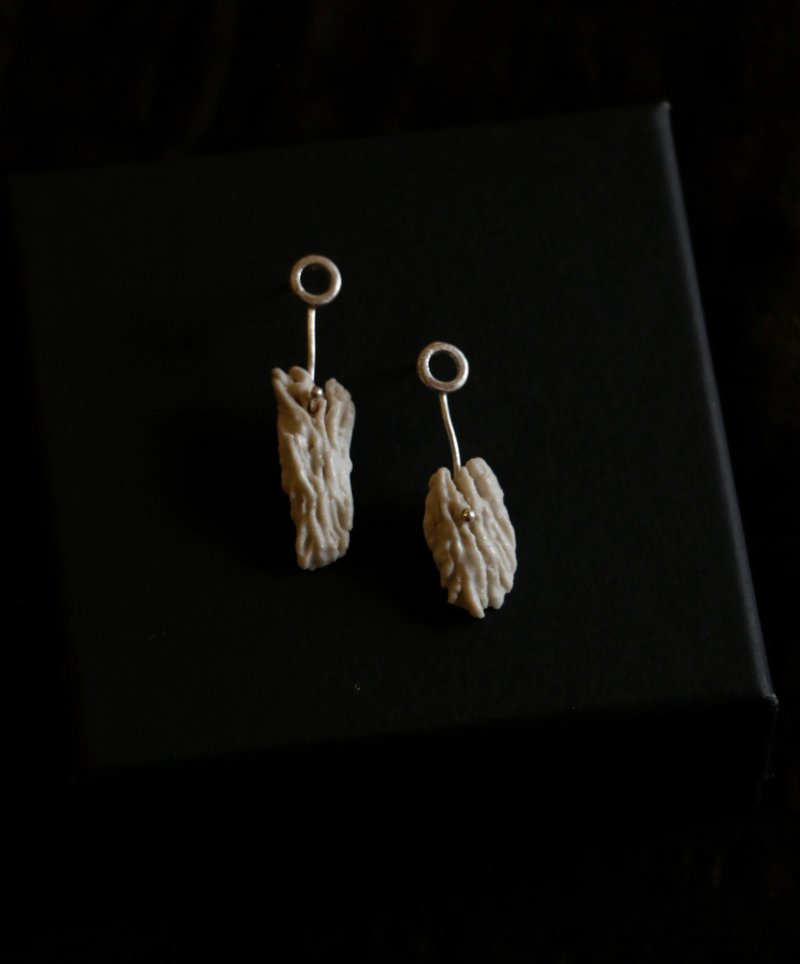 Sterling silver textured irregular white pottery earrings - ต่างหู - เงินแท้ สีเงิน