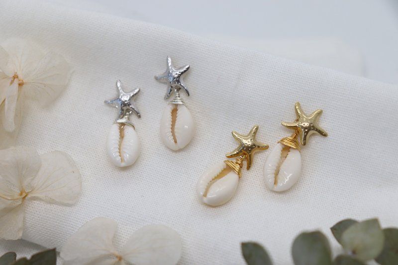 Boho Beach Vibes Cowrie Shell & Matte Starfish 925 Sterling Silver Post Earrings - 耳環/耳夾/耳骨夾 - 銅/黃銅 銀色