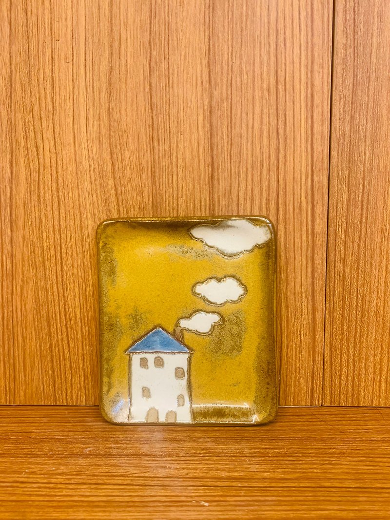 N131 white house hand painted mini house ceramic plate - Items for Display - Pottery Transparent