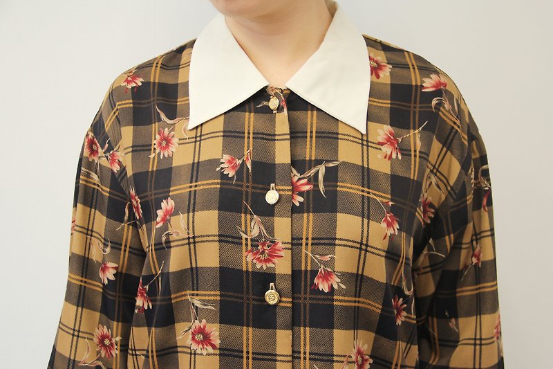 …｛DOTTORI :: TOP｝Brown Checkered Floral Long-sleeved Shirt - เสื้อเชิ้ตผู้หญิง - วัสดุอื่นๆ สีนำ้ตาล
