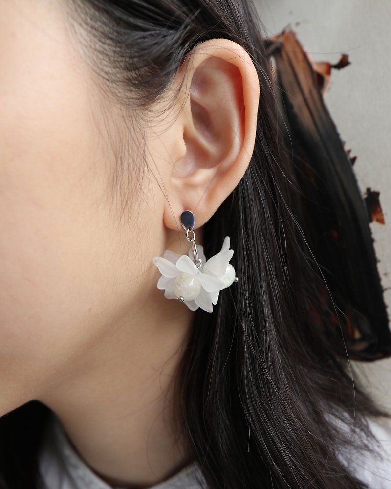 Plumeria in Moonstone | Flower Earrings - 耳環/耳夾 - 壓克力 銀色
