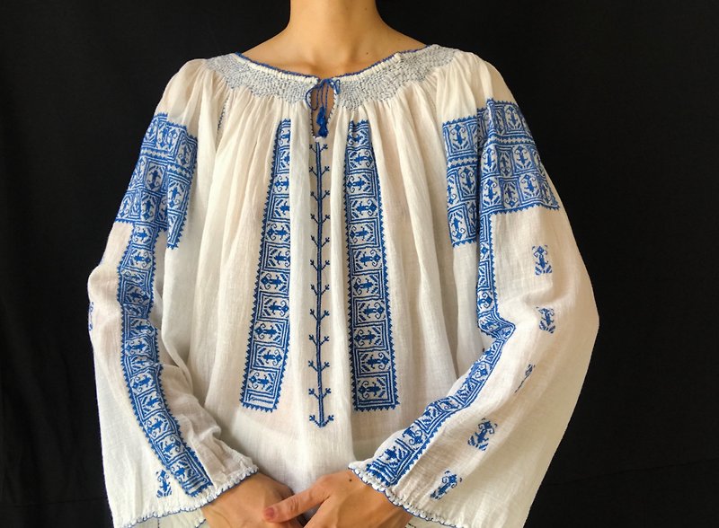 Romanian Antique Hand Embroidered Blouse/ Top - เสื้อผู้หญิง - ผ้าฝ้าย/ผ้าลินิน 