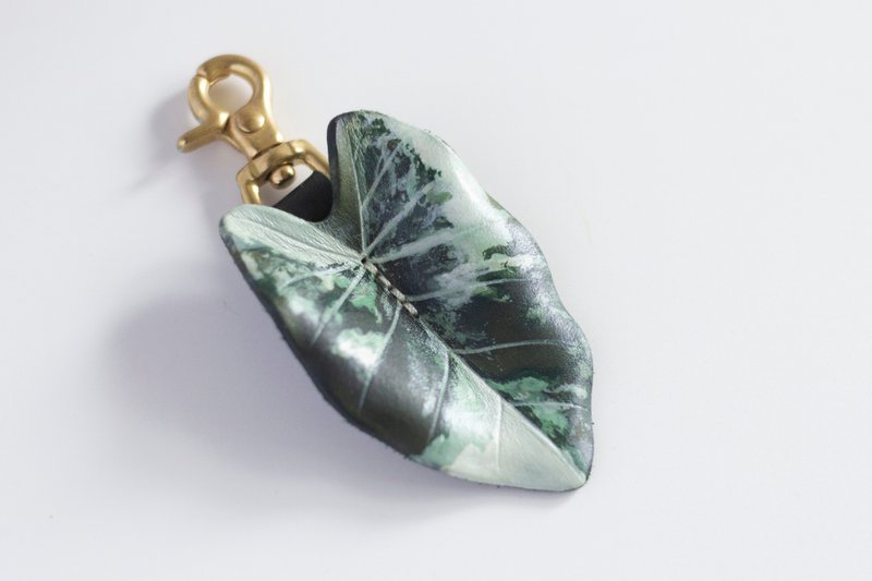 Alocasia macrorrhiza Variegated  Leather Bag Charm - ที่ห้อยกุญแจ - หนังแท้ สีเขียว