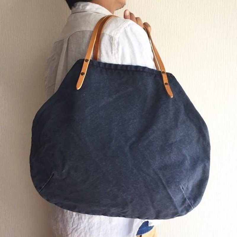 Bio Wash No. 8 canvas and round tote bag of extreme thickness oil nude [navy] - กระเป๋าถือ - หนังแท้ สีน้ำเงิน