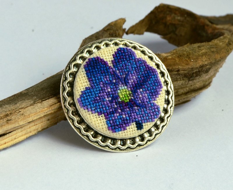 藍色花朵刺繡胸針 送給媽媽的最佳禮物 十字繡圓形花朵胸針 - 胸針 - 繡線 藍色
