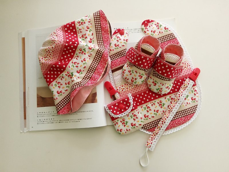 Small strawberry births baby gift set baby shoes + run + bibs + talismans bag + pacifier clip - ของขวัญวันครบรอบ - ผ้าฝ้าย/ผ้าลินิน สีแดง
