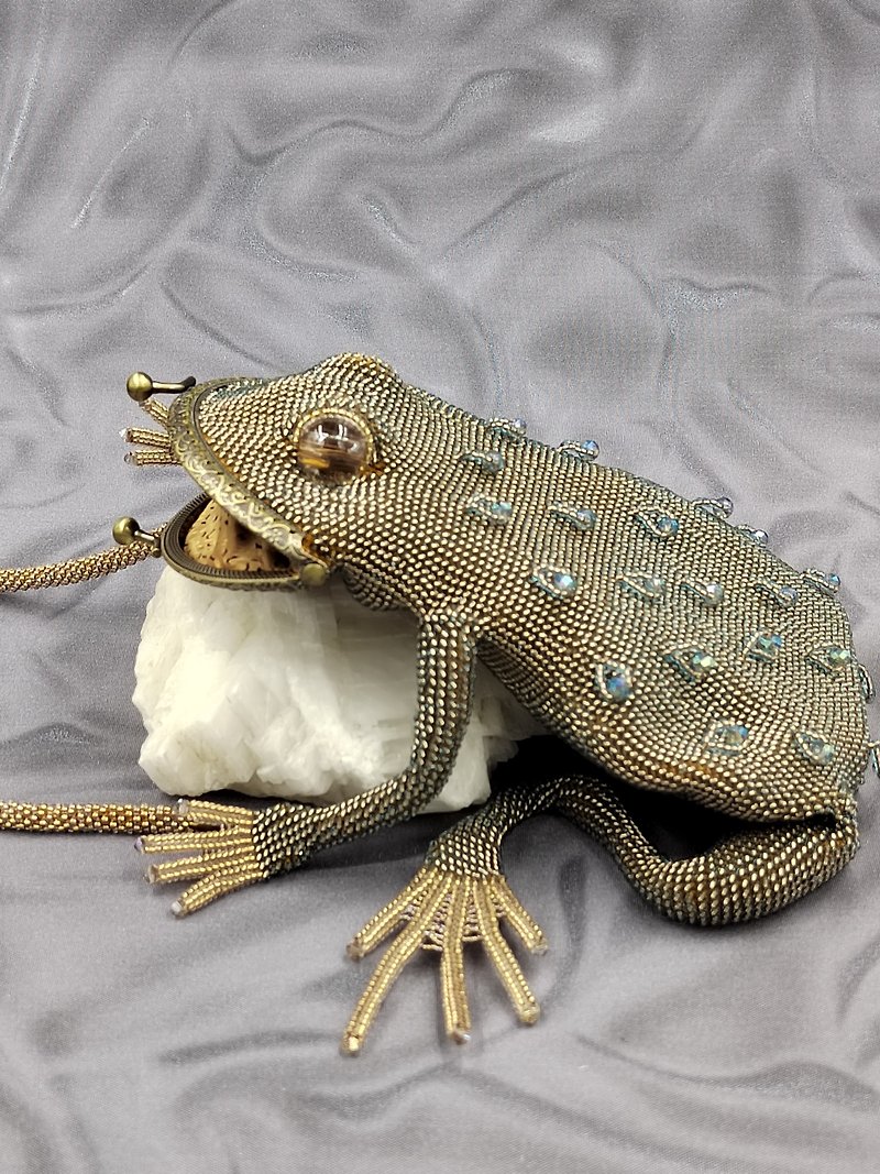 Frog Purses, handbag Crossbody beaded small bag bead crochet bag coin bag - กระเป๋าถือ - วัสดุอื่นๆ สีกากี