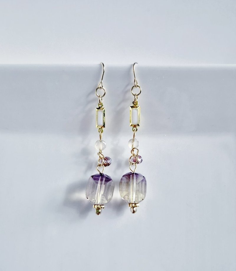 ヴィトライユ風アクリルビーズとシャープなアクリルフレームストーンのお洒落ピアス パンジーカラー 誕生日プレゼント アレルギー対応ピアスまたはイヤリング変更可能 - ピアス・イヤリング - ガラス パープル