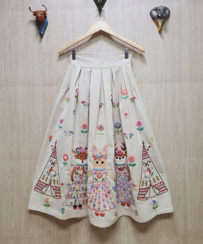 手工刺繡裙子、棉織物、花、鹿、狐狸、兔子、紅色印度帳篷 - 裙子/長裙 - 繡線 白色