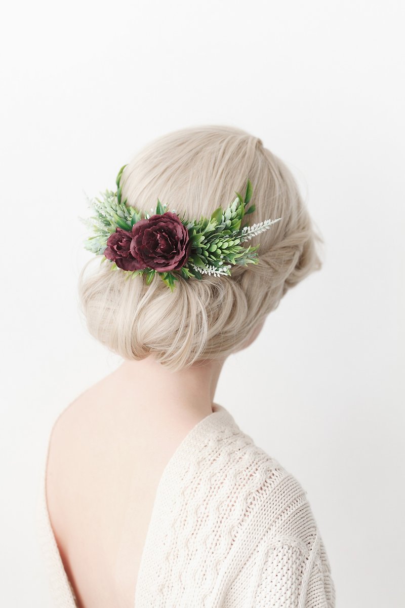 Dried flower hair comb for wedding with burgundy roses and fall greennery - 髮夾/髮飾 - 植物．花 紅色