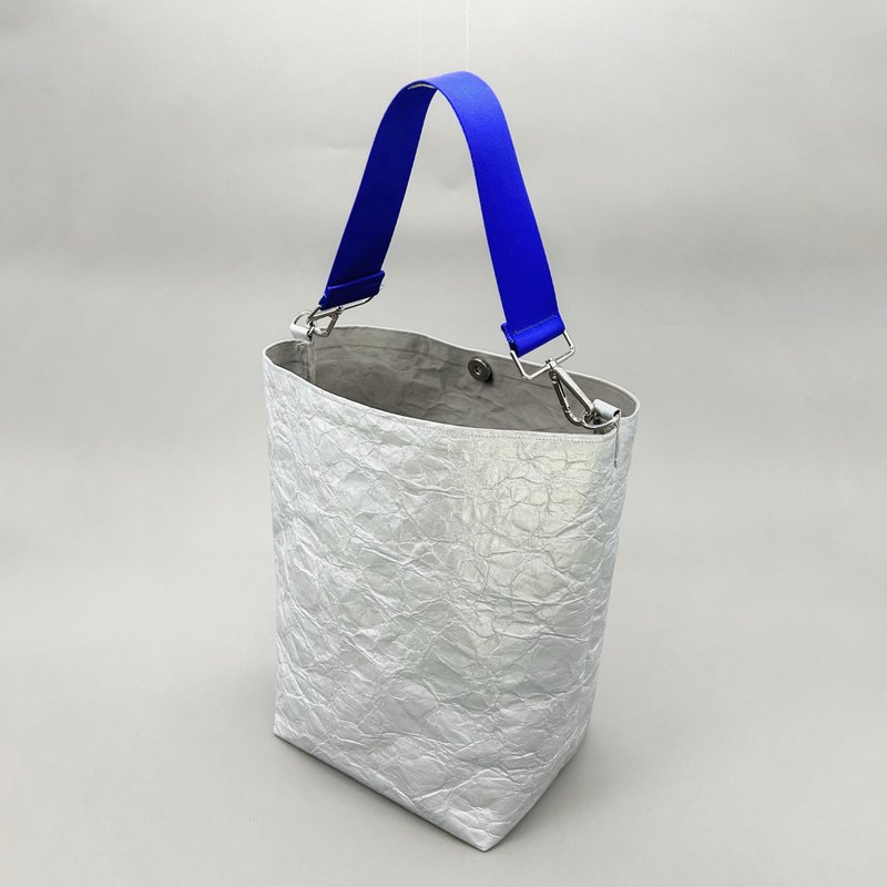 [From Tokyo] Special material ecological shoulder bag silver x ultramarine blue - กระเป๋าแมสเซนเจอร์ - วัสดุกันนำ้ สีเงิน