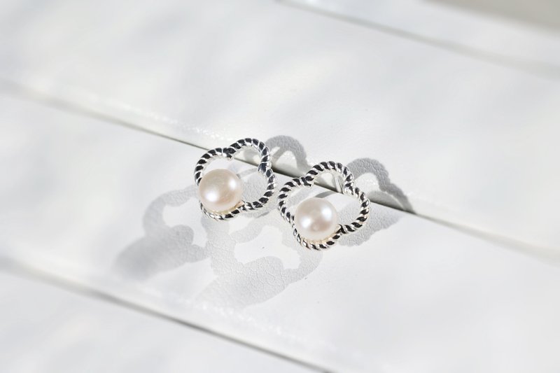 925 Sterling Silver Twisted Clover Pearl Earrings, Sterling Silver Studs, Natural Pearls, Infinite Earrings - ต่างหู - ไข่มุก ขาว
