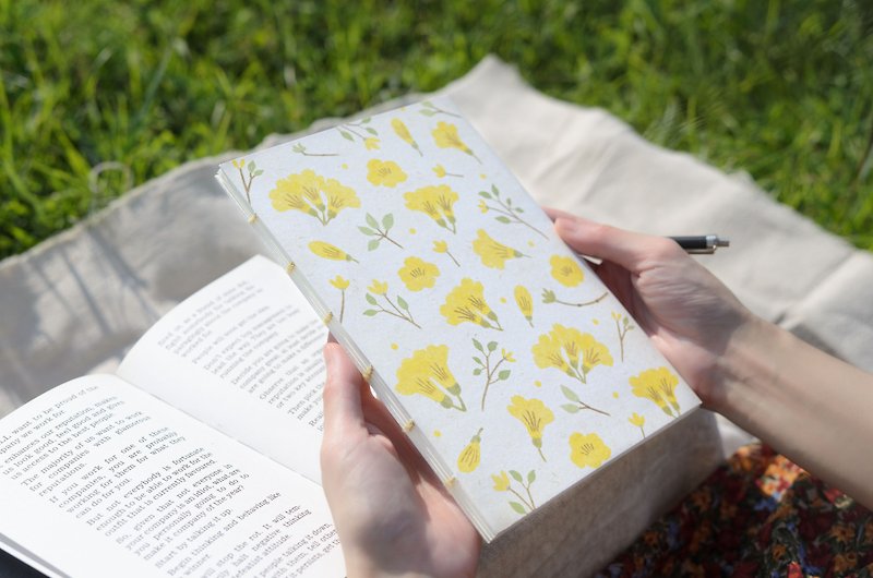 Patterntone Yellow Wind Suzuki Hand Sewn Notebook (Coptic) Customized Pattern Handmade Notebook - สมุดบันทึก/สมุดปฏิทิน - กระดาษ สีเหลือง