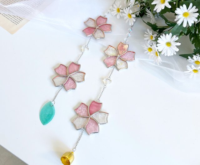 桜のサンキャッチャー、ステンドグラスのデザイン、手作りの吊り下げ