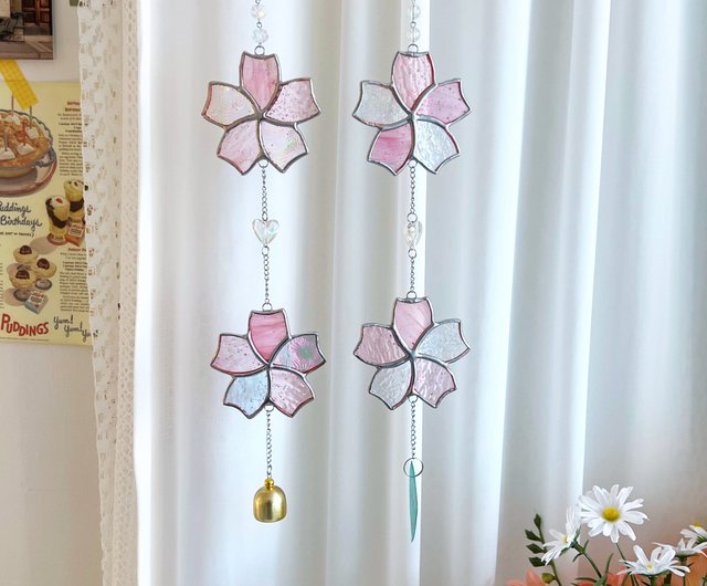 赤いお花のツタのサンキャッチャー　シーグラスアート　壁かけ サンキャッチャー 赤い花 蝶々 ステンドグラス雑貨 置物 夏の花