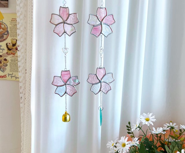 桜のサンキャッチャー、ステンドグラスのデザイン、手作りの吊り