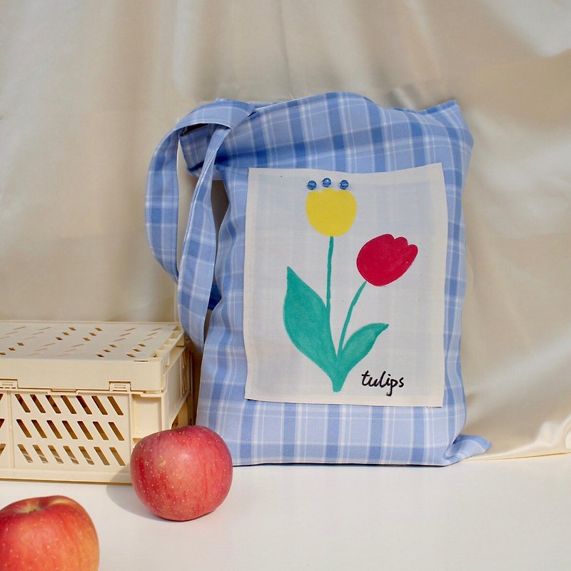 Tulip hand-painted lattice canvas bag diagonal bag - กระเป๋าแมสเซนเจอร์ - ผ้าฝ้าย/ผ้าลินิน สีน้ำเงิน