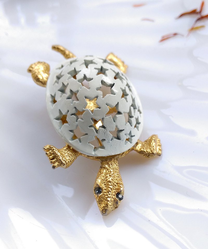 西洋古董飾品。白琺瑯星星簍空 金色調 小烏龜 別針 - 徽章/別針 - 其他金屬 金色