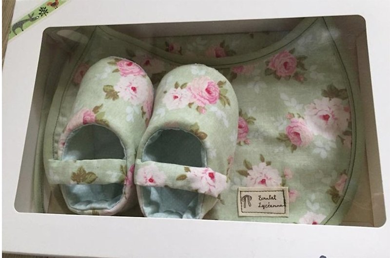 粉綠北歐玫瑰 彌月禮盒兩件組 (嬰兒鞋+圍兜) - 滿月禮物 - 棉．麻 