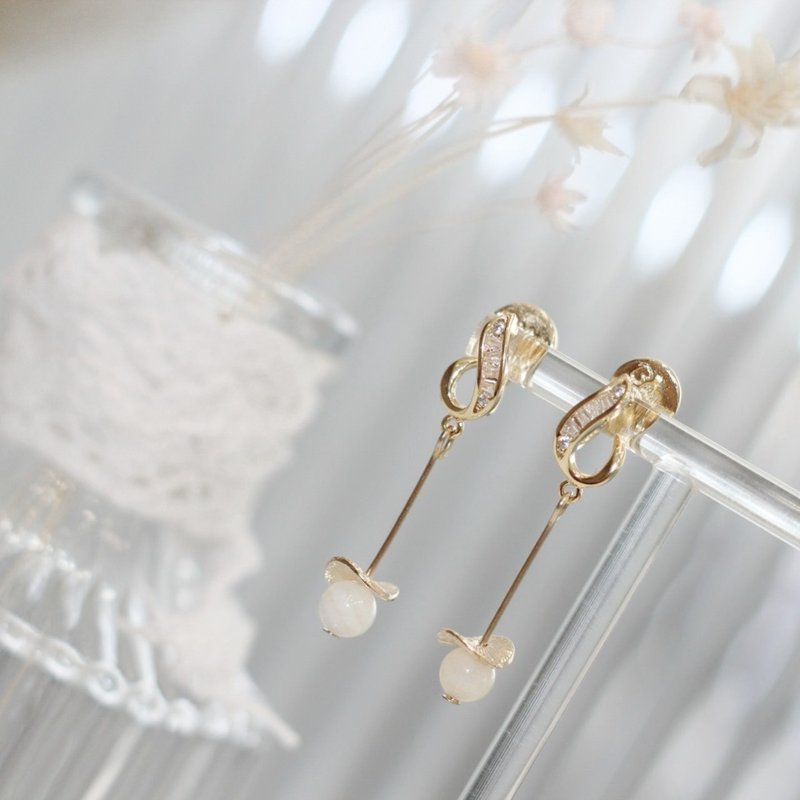 Graceful Whisper | Graceful Whisper - Earrings & Clip-ons - Shell Gold