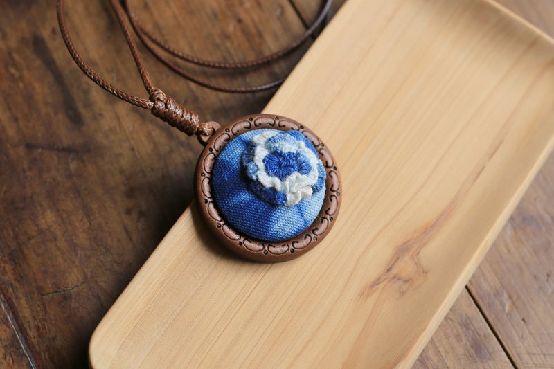 Spring and Autumn hand embroidery | Hand-sewn three-dimensional embroidery literary pendant necklace | Plant indigo dyeing | Solid wood carving - Necklaces - Cotton & Hemp Blue