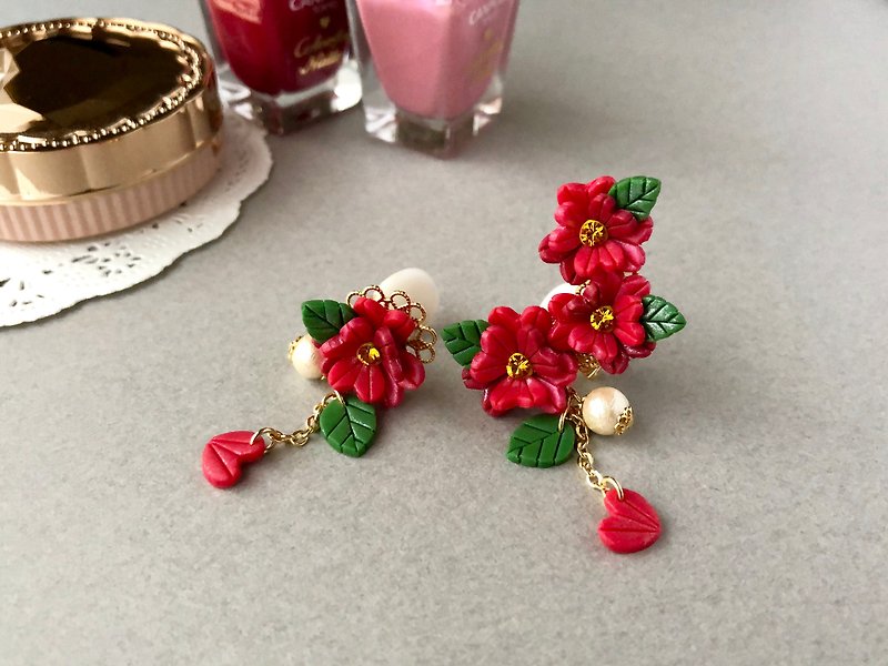 【Pickup posting】 Pretty camellia asymmetry ear cuff - Earrings & Clip-ons - Clay Red