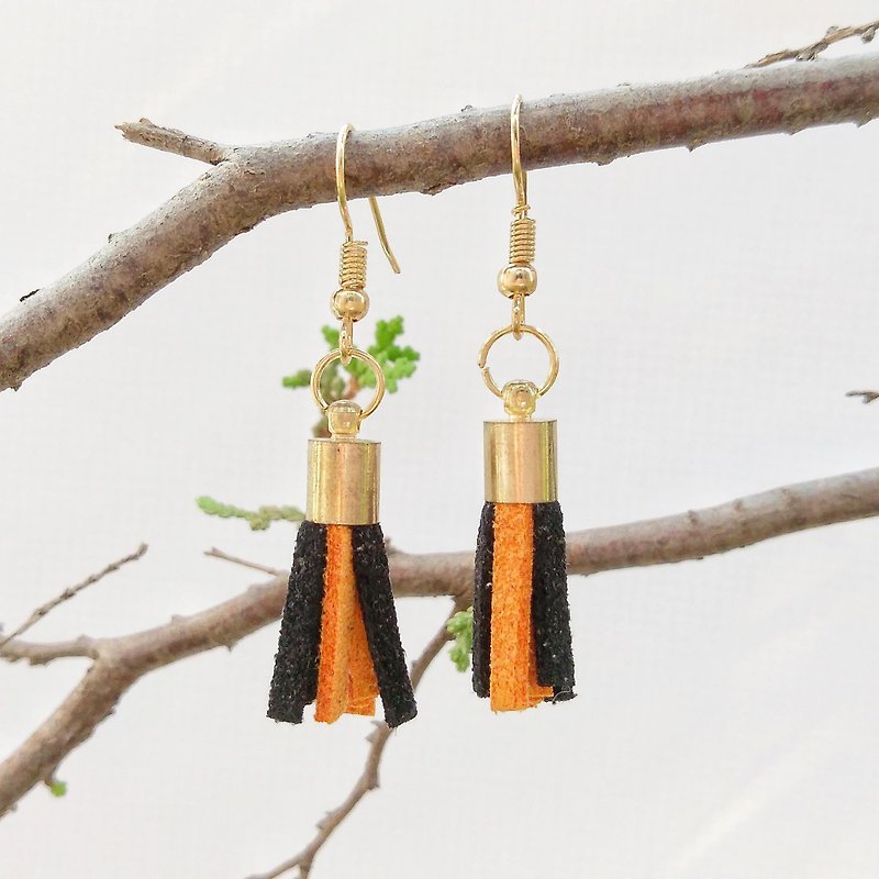 Black and orange two-color Korean velvet hand-made tassel earrings can be changed to Clip-On - ต่างหู - เส้นใยสังเคราะห์ สีแดง