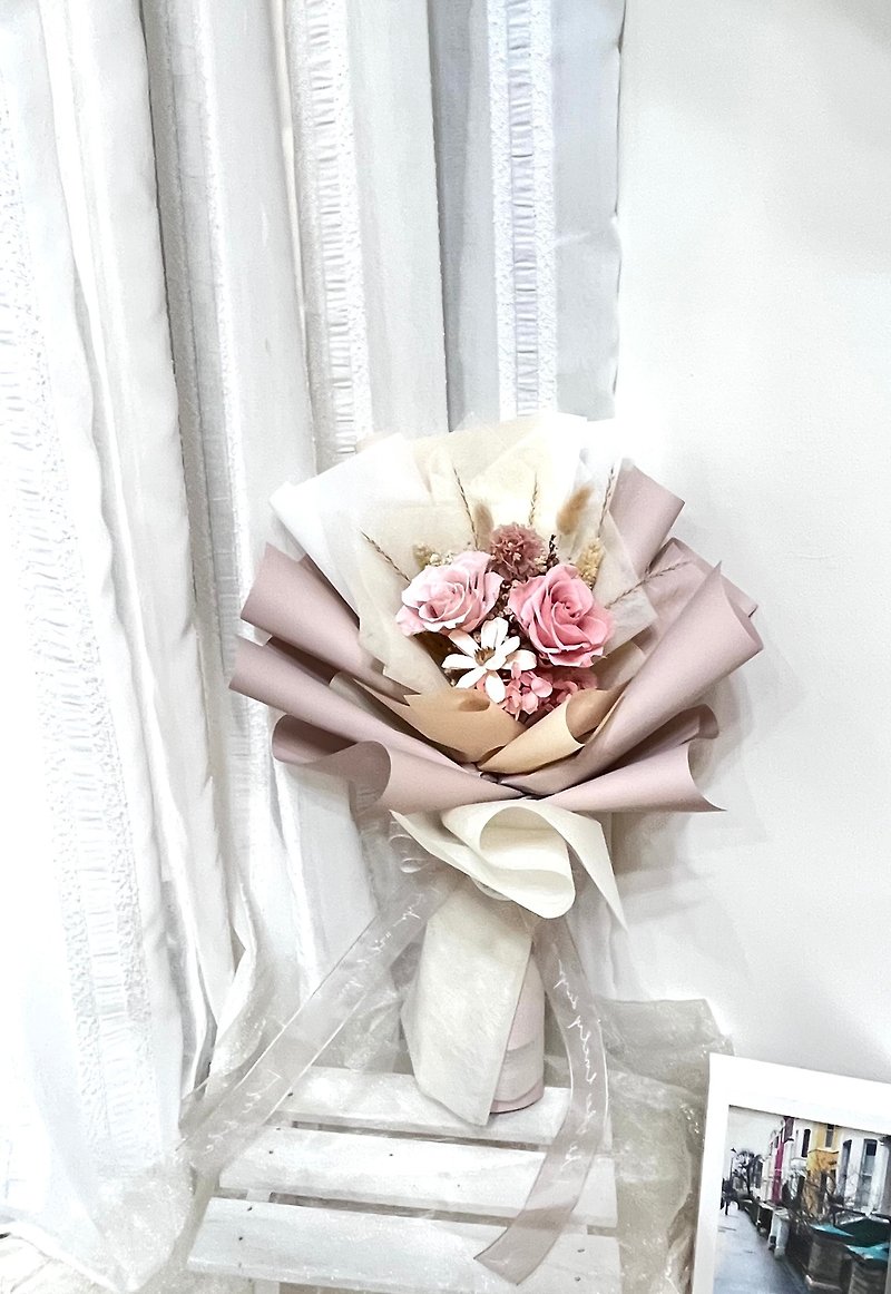 Milk tea color packaging eternal rose bouquet holiday gift/Valentine's Day bouquet/Birthday bouquet - ช่อดอกไม้แห้ง - พืช/ดอกไม้ สีแดง
