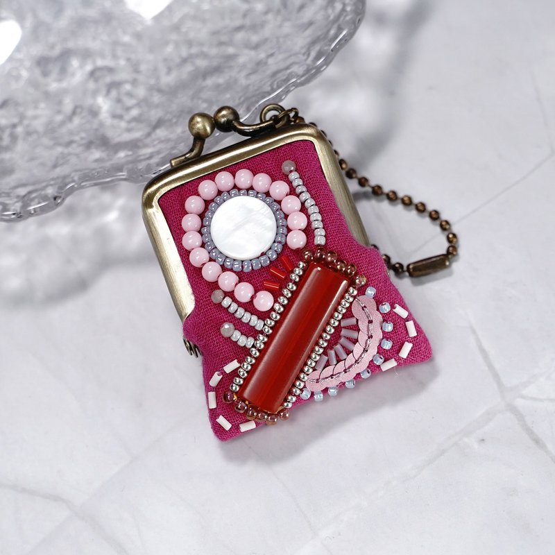 小さなビーズ刺繍のがま口 No.35 ビビッドピンクのガーゼ ネックレス・バッグチャームにも アクセサリーケース 手刺繍の一点物 - 吊飾/掛飾 - 棉．麻 粉紅色