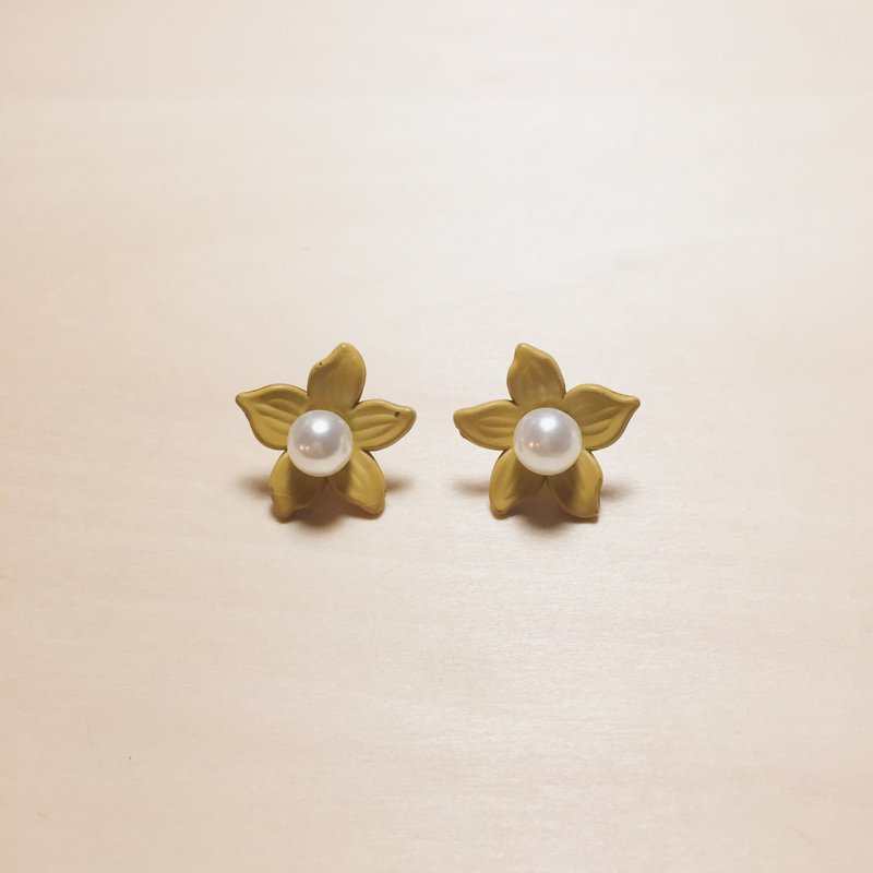 復古薑黃珍珠花花可拆式耳環 - 耳環/耳夾/耳骨夾 - 樹脂 黃色