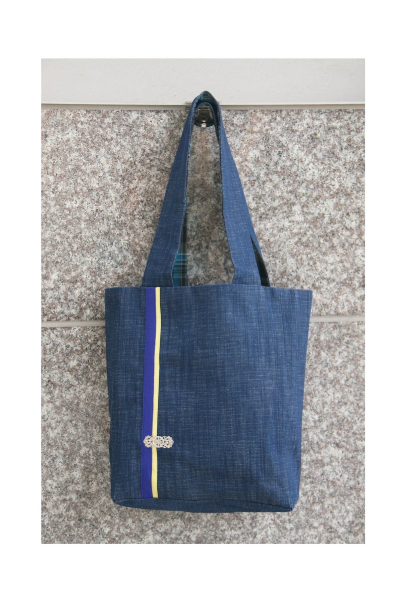 Double-sided A4 handmade cloth bag - กระเป๋าแมสเซนเจอร์ - ผ้าฝ้าย/ผ้าลินิน 