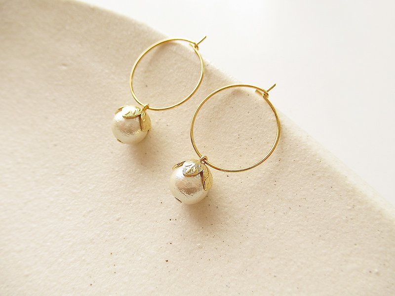 cotton pearl with leafy cap, pierced hoop earrings 穿孔耳環 - Earrings & Clip-ons - Cotton & Hemp White