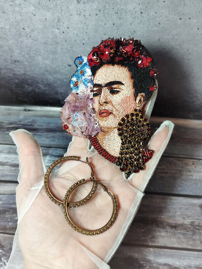 Embroidered brooch Frida, 4.3x2.4 inches - Necklaces - Thread Red