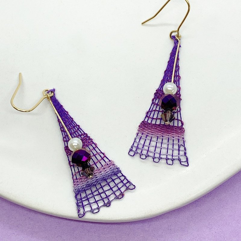 ニャンドゥティ三角の刺繍ピアス  wisteria 藤 　揺れる パープル 紫 グラデーション 刺繍 ビーズ  ハンドメイドアクセサリー - 耳環/耳夾/耳骨夾 - 繡線 紫色